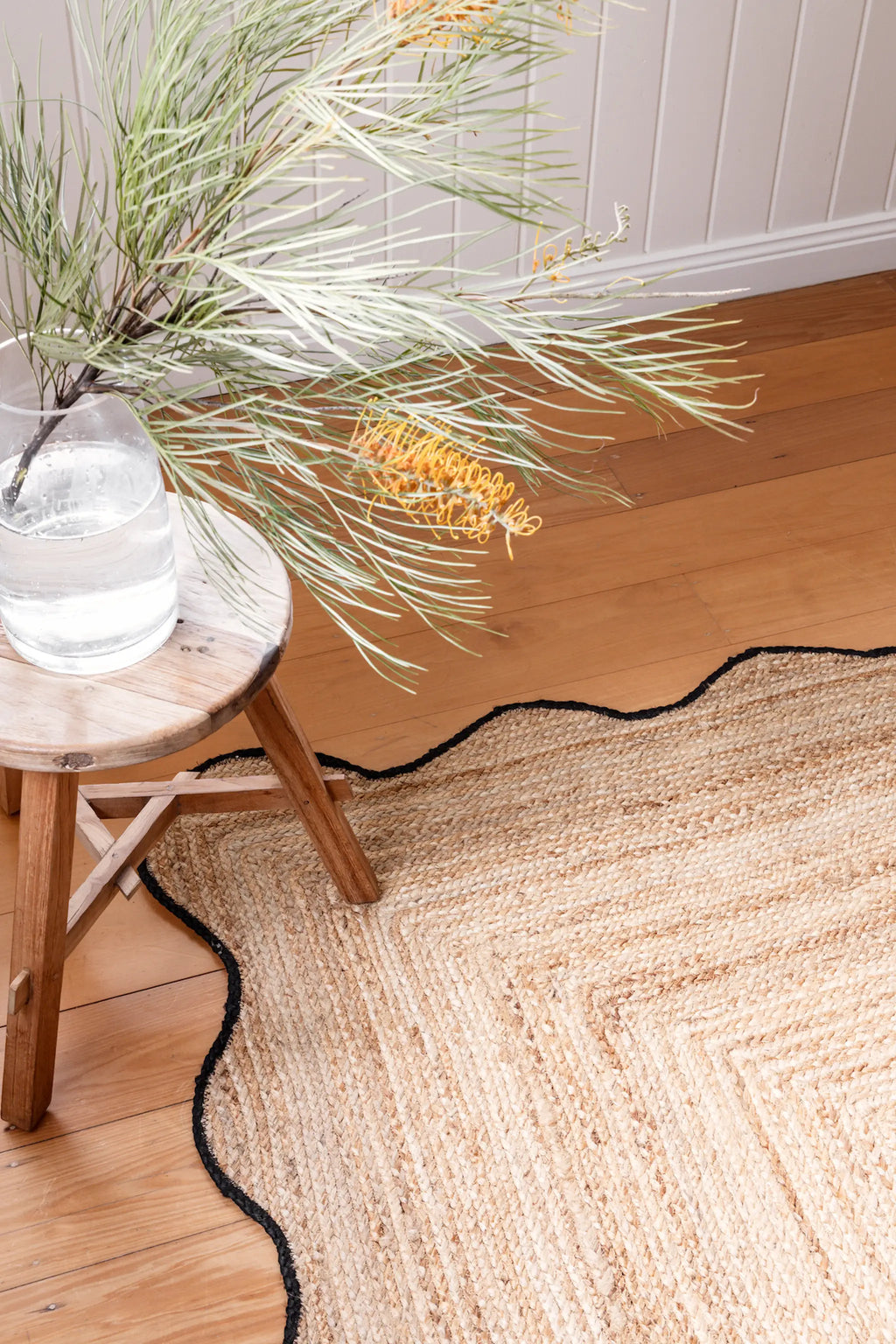 Marigold Wavy Jute Rug in Black