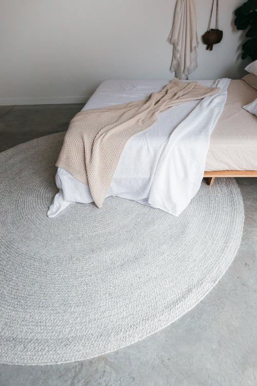 Jiva Round Braided Wool Rug in Ivory & Soft Grey