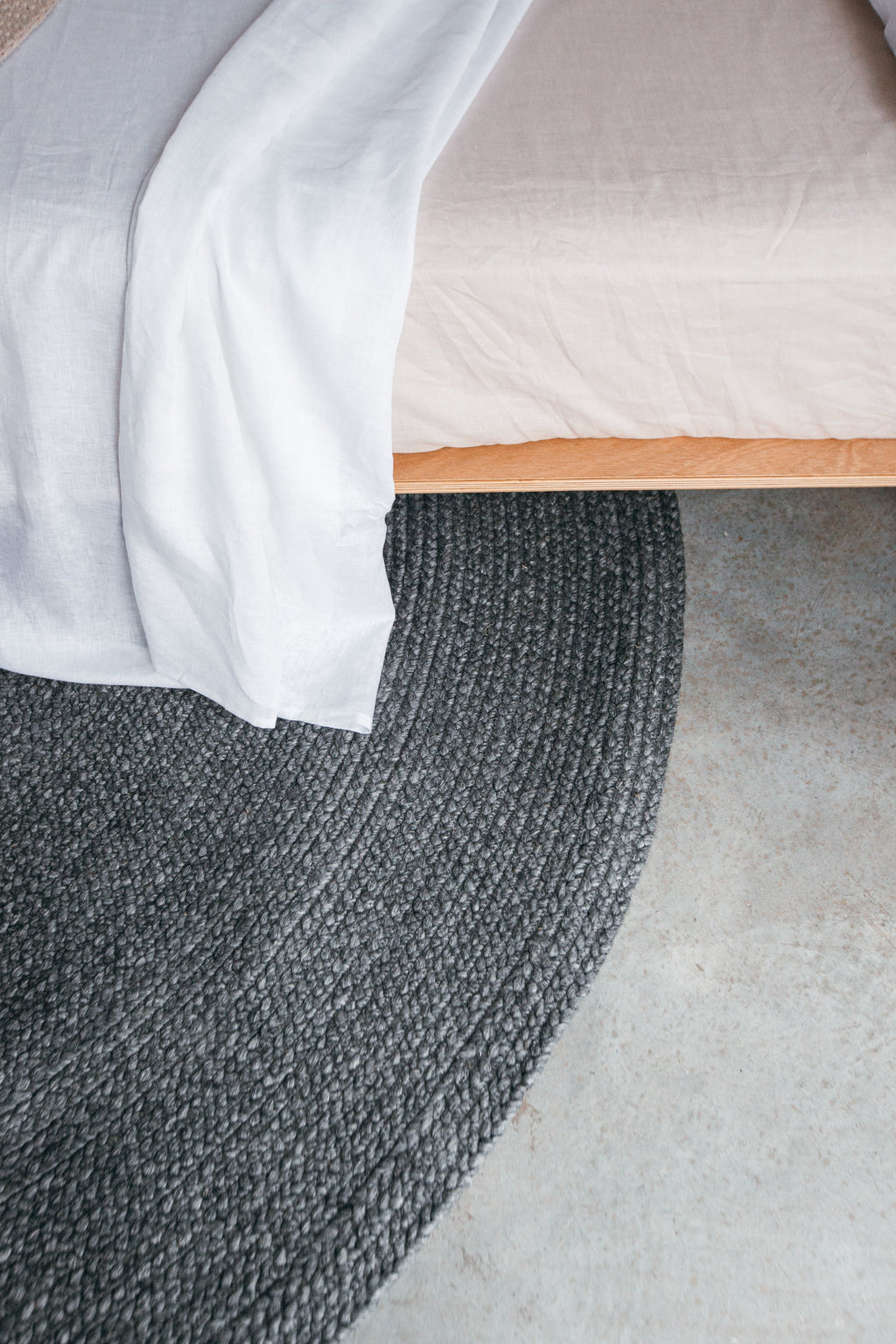 Jiva Round Braided Wool Rug in Charcoal