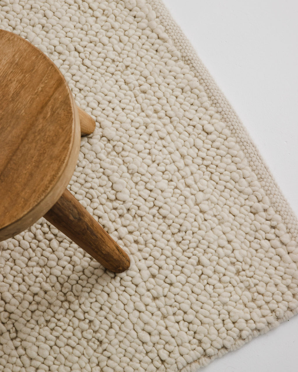 Newport Pebbly Weave Wool Rug in Ivory