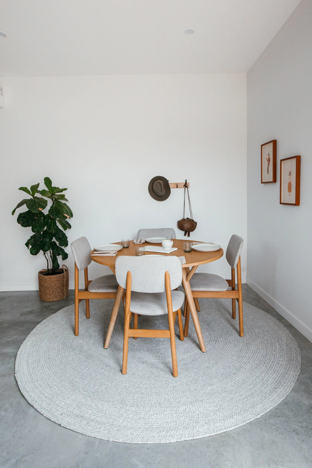 Jiva Round Braided Wool Rug in Ivory & Soft Grey