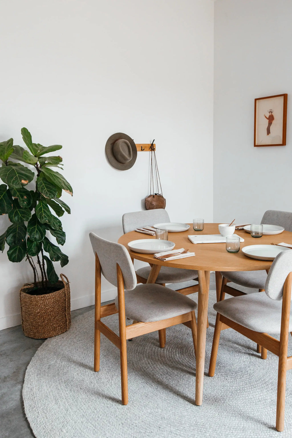 Jiva Round Braided Wool Rug in Ivory & Soft Grey