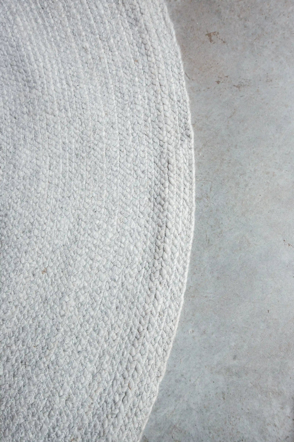 Jiva Round Braided Wool Rug in Ivory & Soft Grey