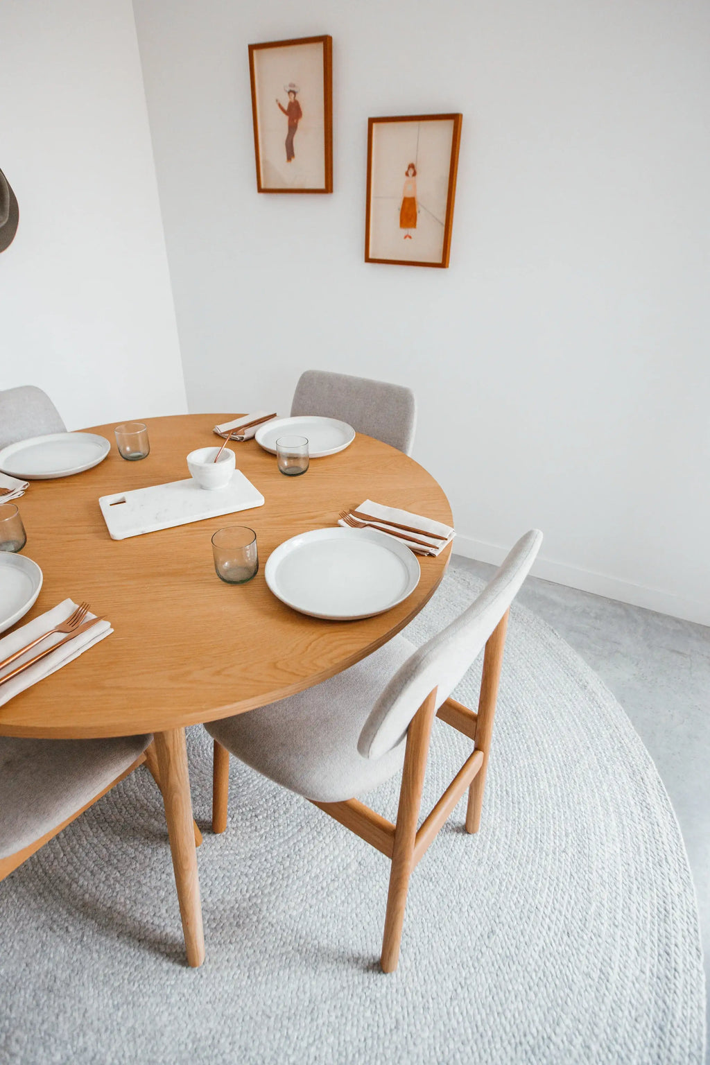 Jiva Round Braided Wool Rug in Ivory & Soft Grey