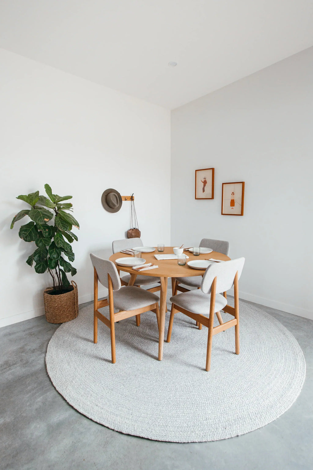 Jiva Round Braided Wool Rug in Ivory & Soft Grey