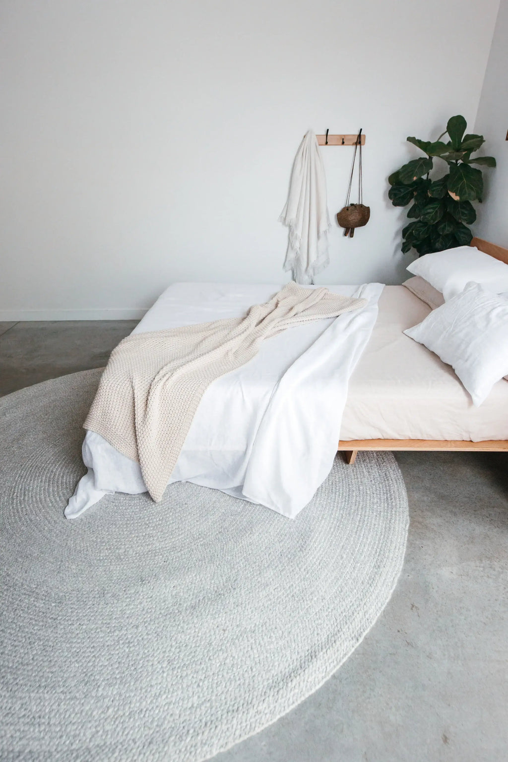 Jiva Round Braided Wool Rug in Ivory & Soft Grey