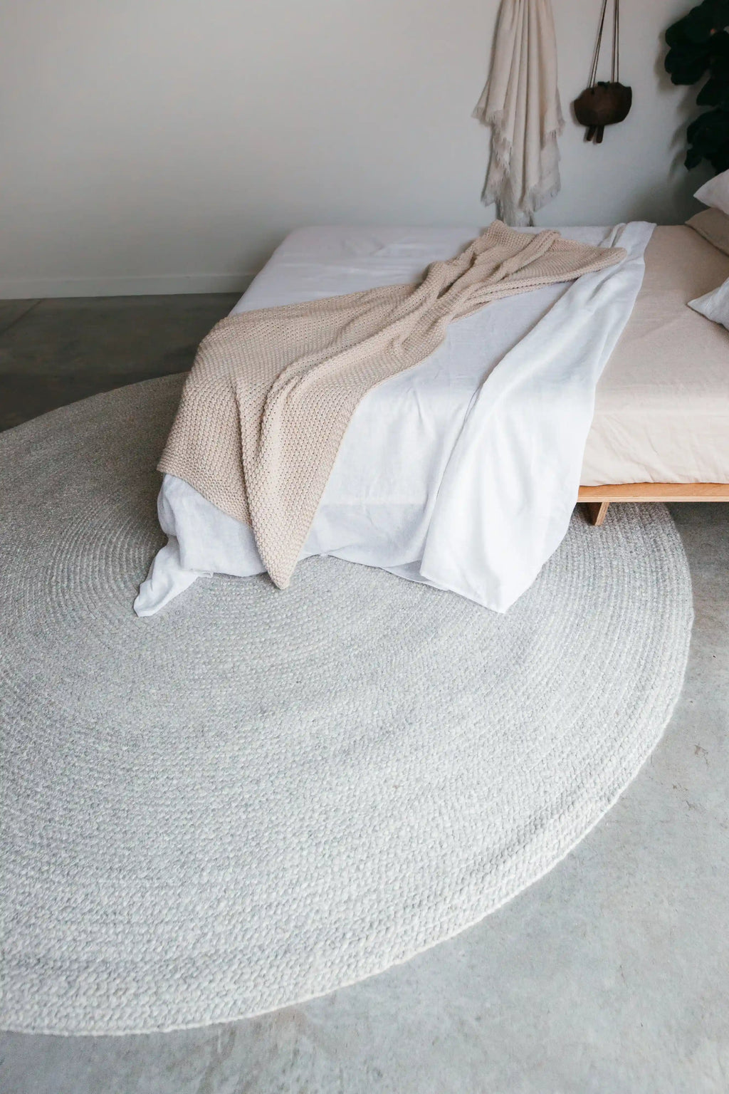 Jiva Round Braided Wool Rug in Ivory & Soft Grey